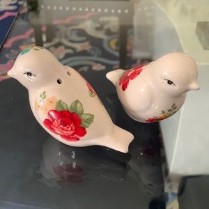 Pioneer woman Salt and Pepper set